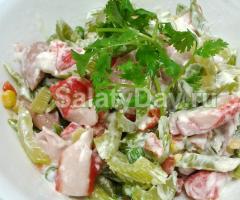 Tomātu salāti ar gurķi, pipariem un seleriju